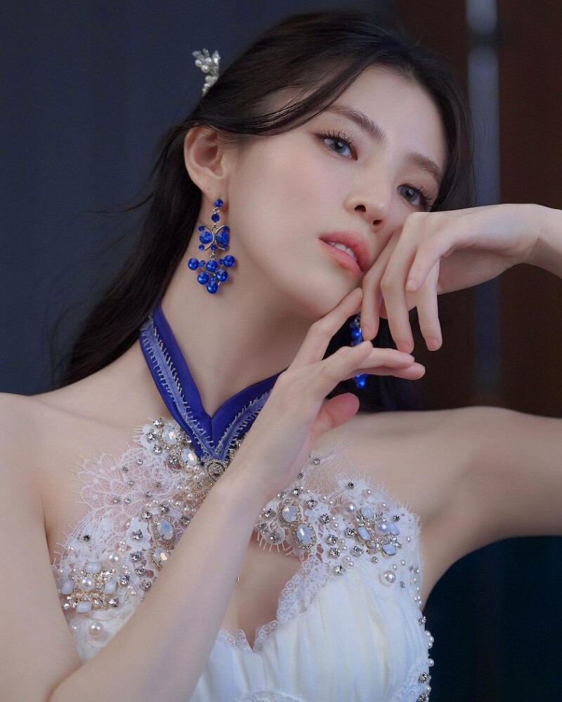 배우 한소희 한소희 '악녀는 마리오네트' 광고 비하인드 화보 드레스 사진