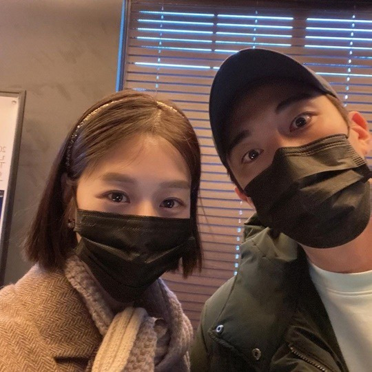 장신영, 강경준과 꼭 붙어 외출! 훈훈 달달한 부부 [사진]