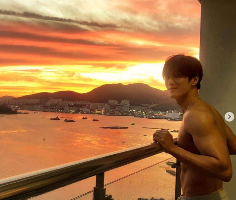 안보현, 상의 탈의하며 조각 근육 자랑..신성록