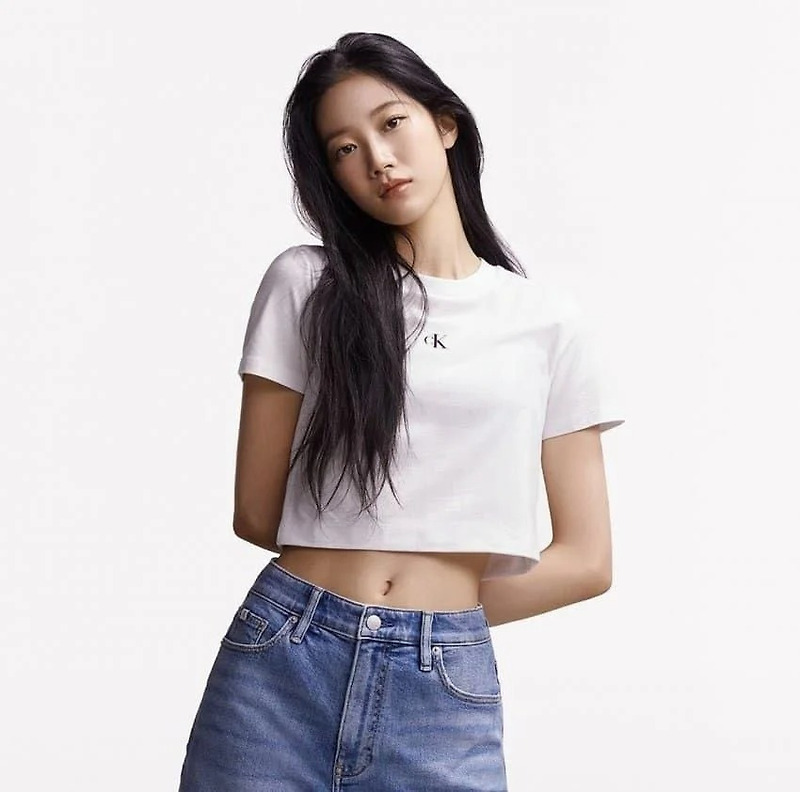 르세라핌 카즈하 캘빈클라인 진라인 모델된 듯?