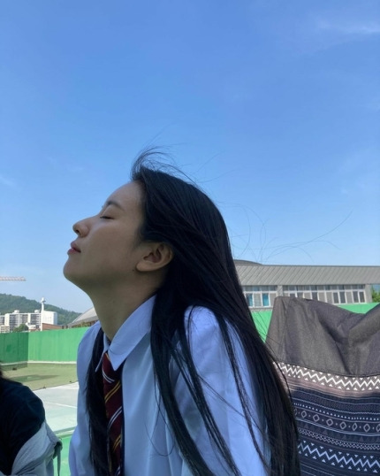 한효주, 30대 중반 맞아? 교복핏도 완벽 소화한 여신 미모 [사진]