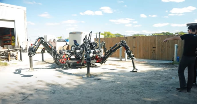 6개 굴착기 달린 스파이더 굴착장비의 실험...결국 VIDEO:Man Attempts to Build Giant Mechanical Hexapod Spider