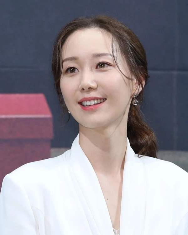 '남친 생겼나?' 배우 이유영, 저 팔베는 누구?...침대 셀카 공개하자 네티즌들 관심 폭발