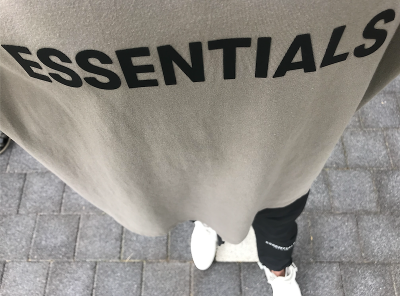 피어오브갓 에센셜(피오갓 에센셜 FEAR OF GOD ESSENTIALS ) 앞 로고 차콜 반팔 구매 & 착용 후기(스트릿 패션,  제리 로렌조 패션, 피어오브갓 에센셜 직구 방법, 사이즈, 후드, 바지, 스웬 팬츠, 스웻 ..