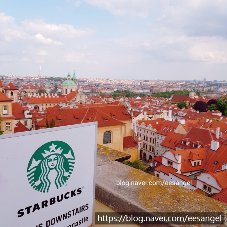 체코의 스타벅스들과 아름다운 전망 프라하성 스타벅스