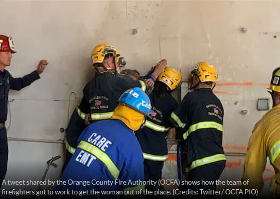 두 상가 건물 사이에 끼어 있던 벌거벗은 여성 구조작전 VIDEO:OC firefighters working to free naked woman trapped between two buildings in Santa Ana