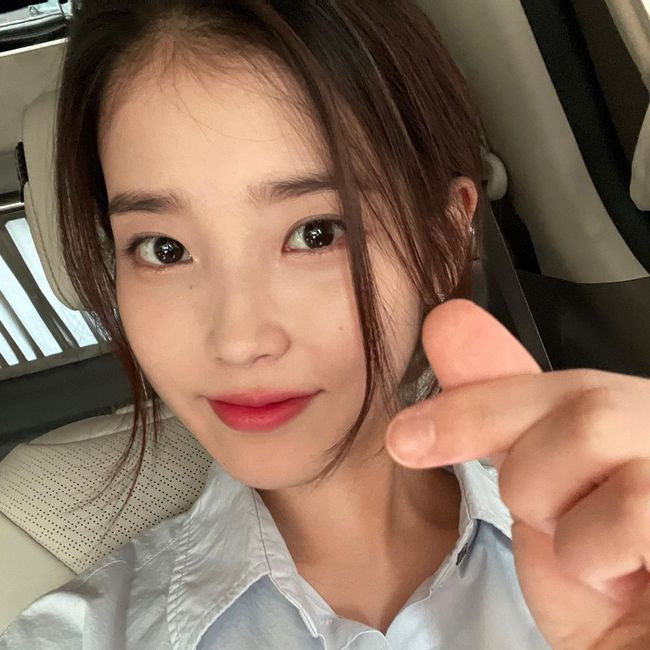 아이유, 하늘색이 사람이라면 IU겠네! 얼빡샷에도 美친 인형 미모 (SHOT!)