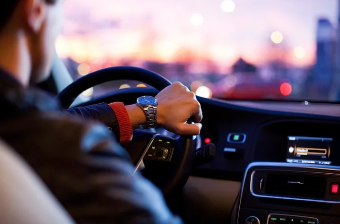 안전운전을 위한 10가지 기본수칙: 운전자들이 반드시 알아야 할 안전 운전 팁