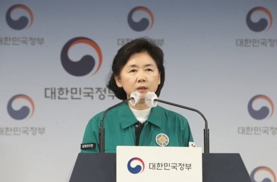 한국, 6월부터 코로나19 위기단계 경계로 변경, 확진자 격리 5일 권고