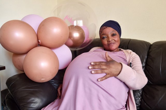 남아공 열쌍둥이 탄생, 37세 여성 자연임신으로 출산 !