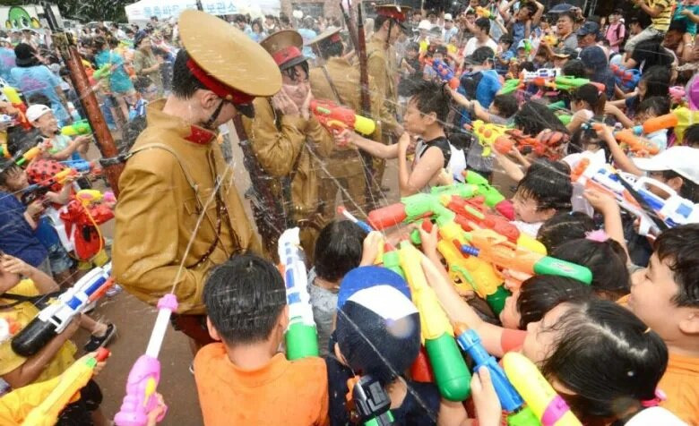 광복절에 일본순사 코스프레하는 사람