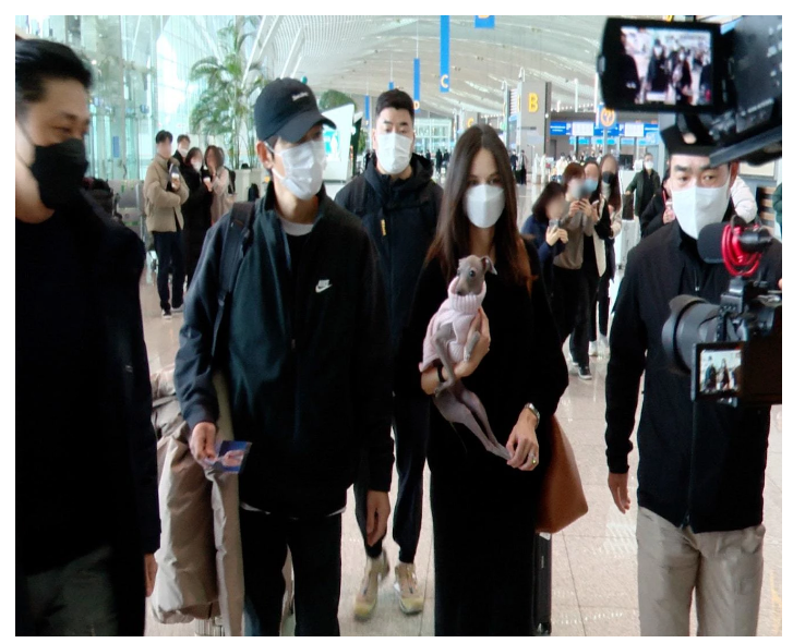 예비 아빠 송중기 케이티와 헝가리 동반 출국 행복한 일상 공개