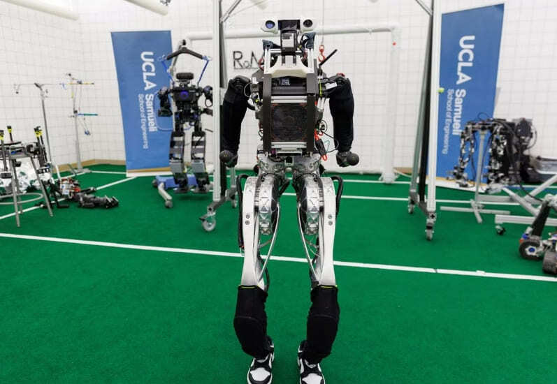 축구 교체 멤버 로봇으로 대체 가능? ARTEMIS, a soccer-playing humanoid robot, is ready for the pitch