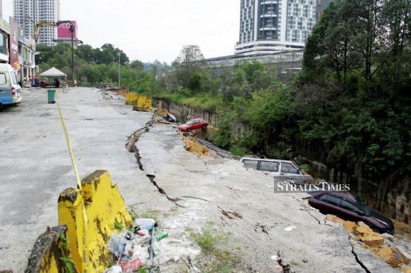 말레이시아 도로 붕괴로 5대 차량 꿀꺽! VIDEO: Five vehicles damaged after drain collapses near Seri Kembangan