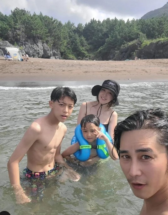 정태우승무원 아내, 훈남 아들과 휴가! 모델해도 될 유전자 힘 [사진]