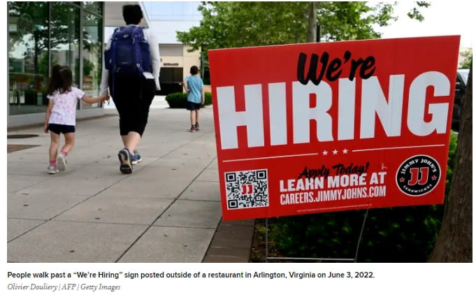 미국 고용시장 동향...얼마전까지만 해도 구인난...지금은 동결 및 감원으로 선회 US Layoffs, Hiring Freezes Are Tip of Labor Market Slowdown