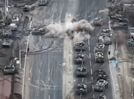 키에프 방어에 성공한 우크라이나 Russian tanks are blasted to a standstill on road to Kyiv as Ukrainians ambush convoy during defence of capital