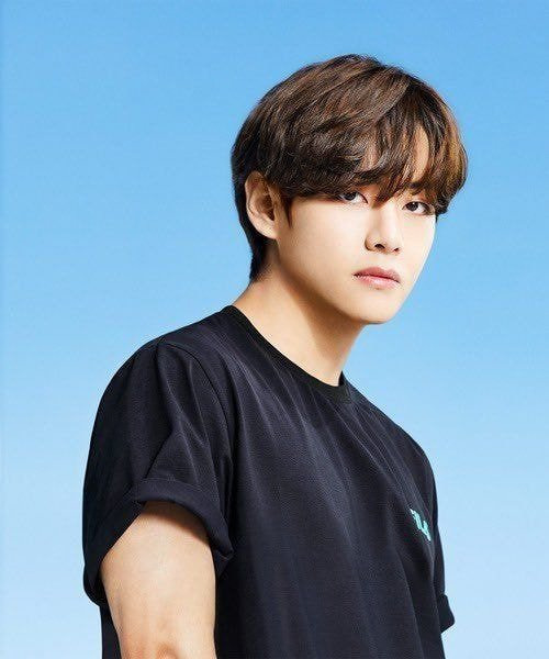 방금 뜬 휠라 화보에서 청바지와 블랙티 입은 미친 미모와 피지컬의 방탄 뷔