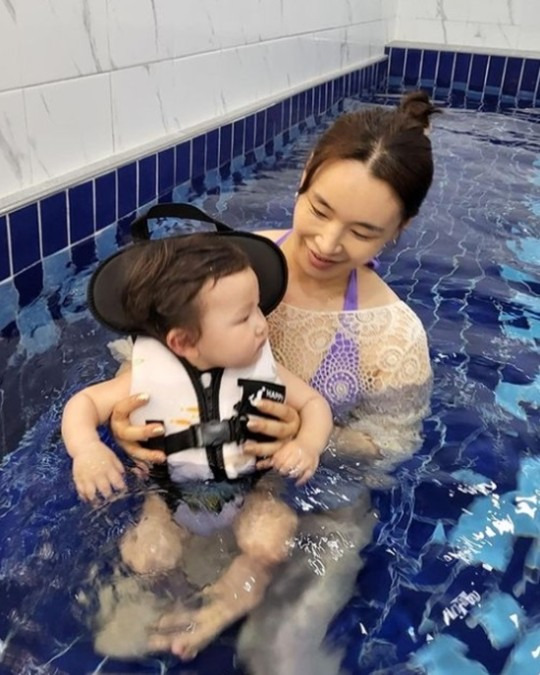'20kg 감량' 배윤정, 출산 전 몸매 돌아왔네! 늘씬한 비키니 자태 [사진]