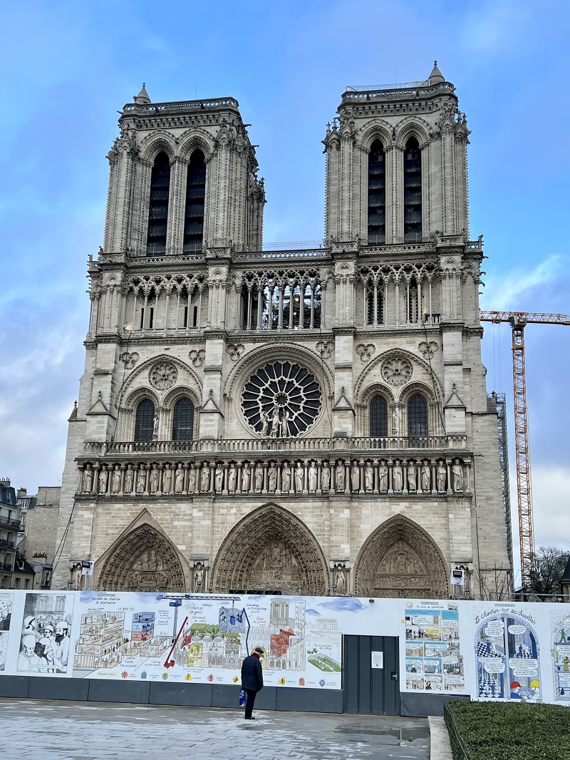 파리 노트르담 대성당 복구중인 현장
