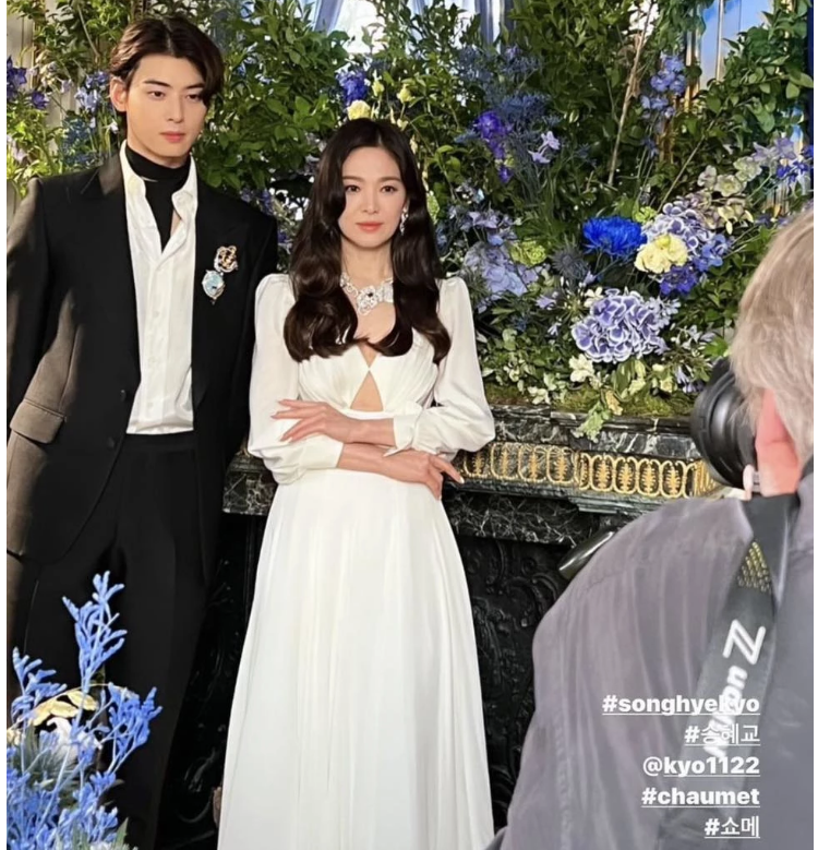 가짜 열애설 16세 차이 송혜교 차은우 프랑스 쇼메의 행사 투샷