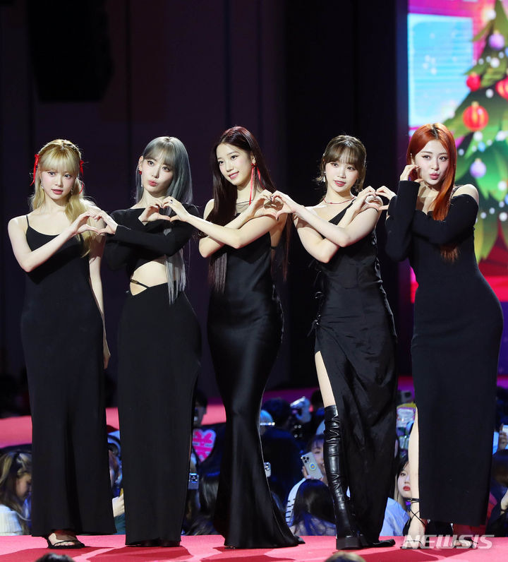 르세라핌 김채원·사쿠라·윤진·카즈하·은채, 'SBS 가요대전' 레드카펫 빛나는 천사들