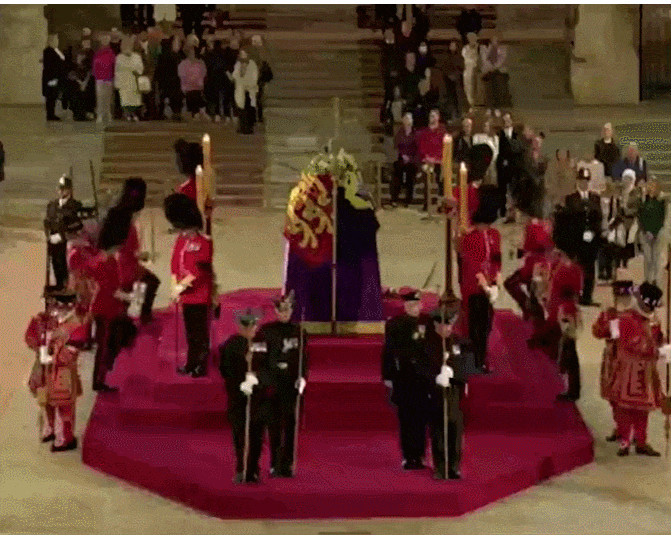 영국 여왕 관 앞에서 무너진 왕실 가드의 기절 순간 VIDEO: Shocking moment archer faints while guarding Queen Elizabeth's coffin