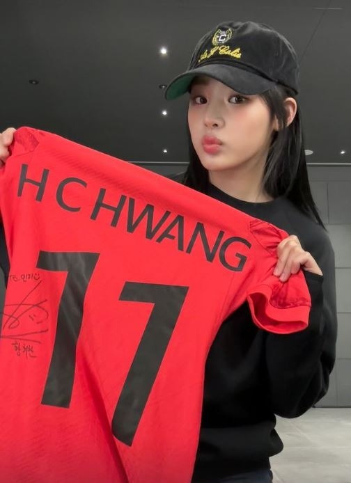 그룹 뉴진스 민지가 ‘2023 AFC 카타르 아시안컵’ 4강전에 나서는 황희찬(28·울버햄턴)을 응원했다
