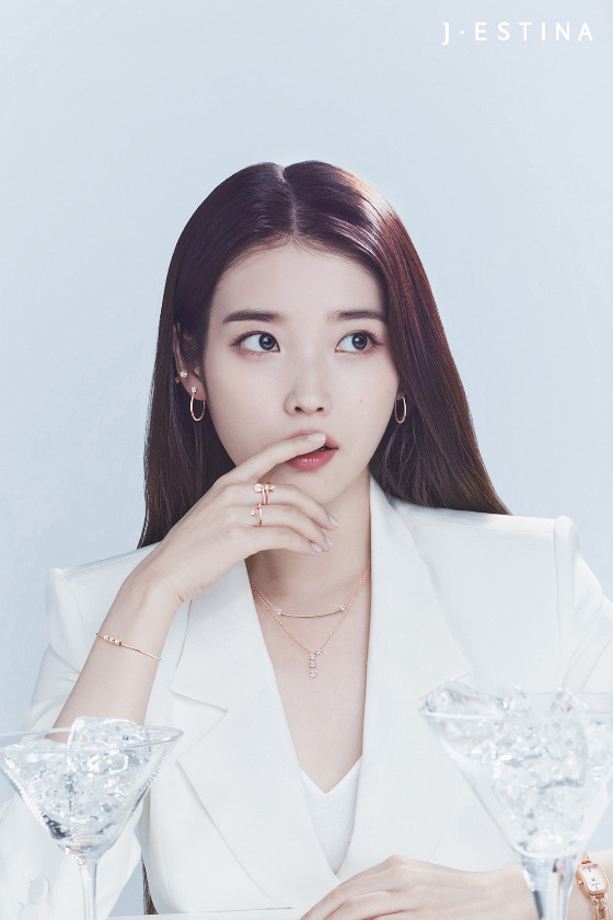 도회적인 아이유, 청초함 그 자체! [화보]