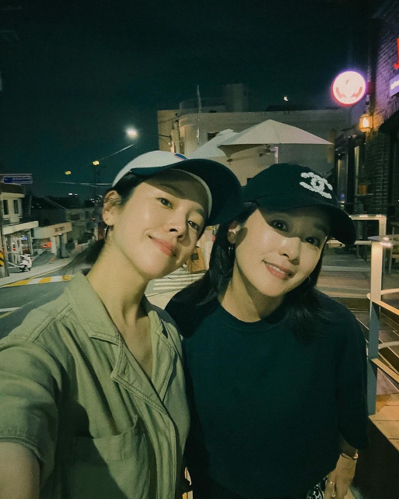 한지민, 친언니와 쌍둥이 비주얼...미소년 조카들까지 '붕어빵 가족'