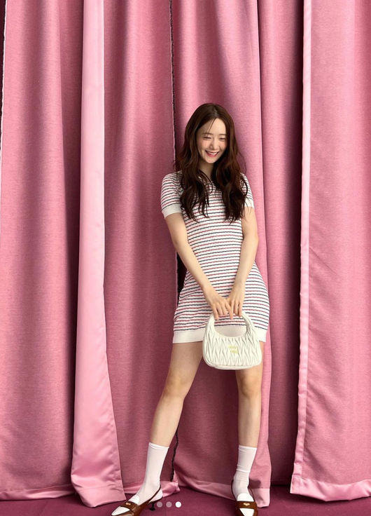 윤아, 짧은 원피스에 보일락 말락 명품 패션! 수줍은 소녀 미소 [사진]
