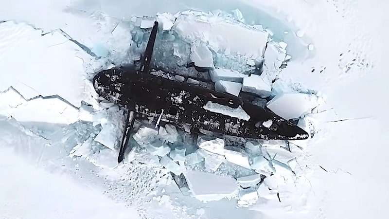 북극 빙하 뚫고 불쑥 솟아 오른  3척의 러시아 핵잠수함 VIDEO: Three Russian Ballistic Missile Submarines Just Surfaced Through The Arctic Ice Together