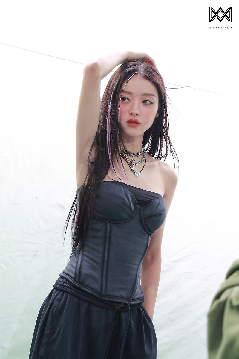 오마이걸 유아 'Selfish' 자켓 비하인드 컷 (24p)