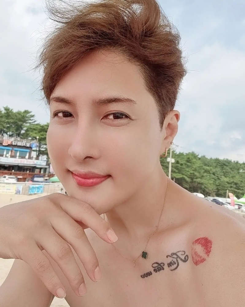 김기수, 코+안면윤곽 성형 후 과감한 상의탈의 셀카 
