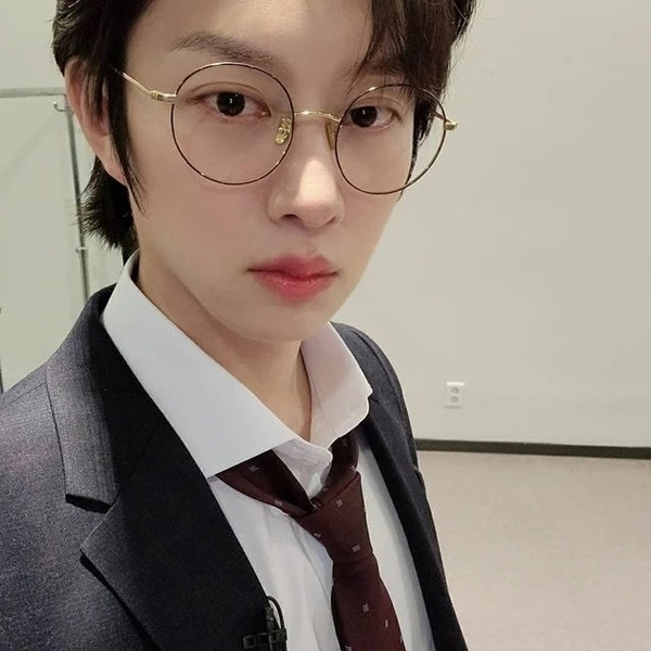 슈퍼주니어 김희철, 친분 과시한 아프리카TV 여캠 오지은·승여니와 술자리에서 포착