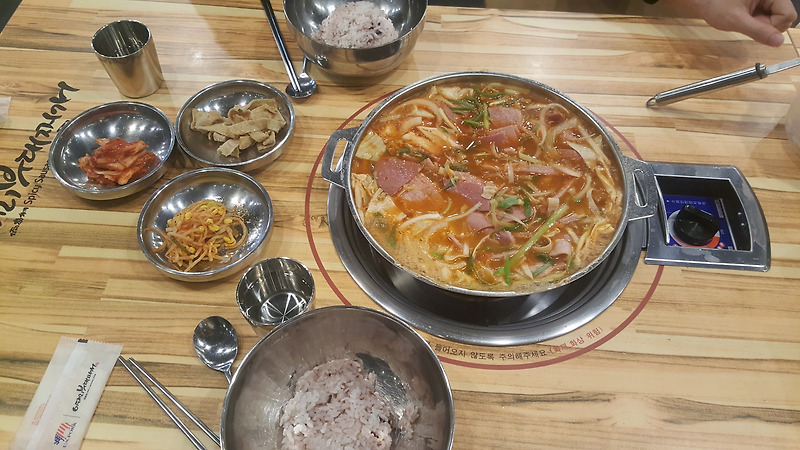 다양한 종류의 햄이 퐁당~ 전북 전주의 이태리부대찌개