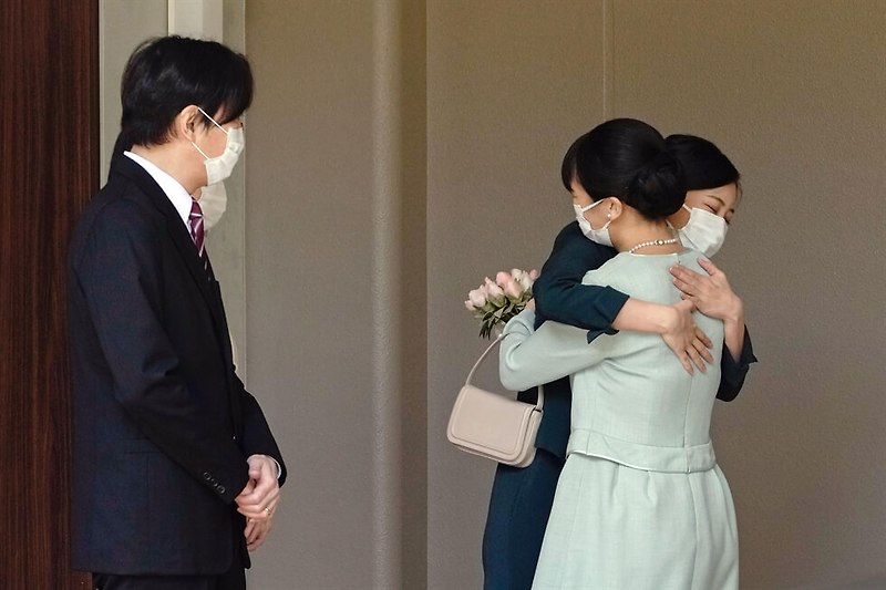 일반인과 결혼한 마코 일본 공주... 왕족 지위 잃고 가족들과도 아듀!  VIDEO: Japan's Princess Mako marries for love, gives up money and title