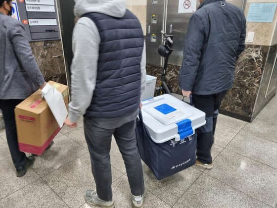 뭐? 사전투표함을 여당 의원이 날라?...민주당 청주시의원 사전투표 참관인 논란...