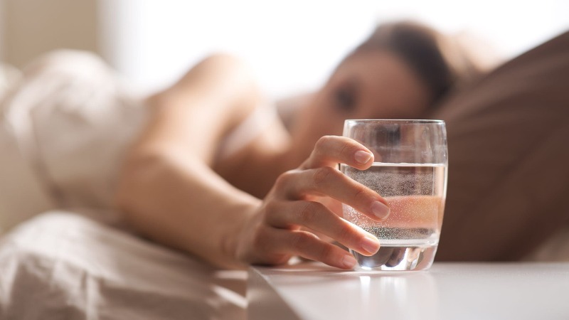 아침에 일어나서 제밀 먼저 마셔야 할 것...그 이유는 ㅣ 활기찬 하루를 시작하는 아침 습관들 Drinking water first thing in the morning immediately helps rehydrate the body.