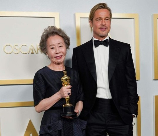 제93회 아카데미 시상식에서 윤여정 여우조연상 수상