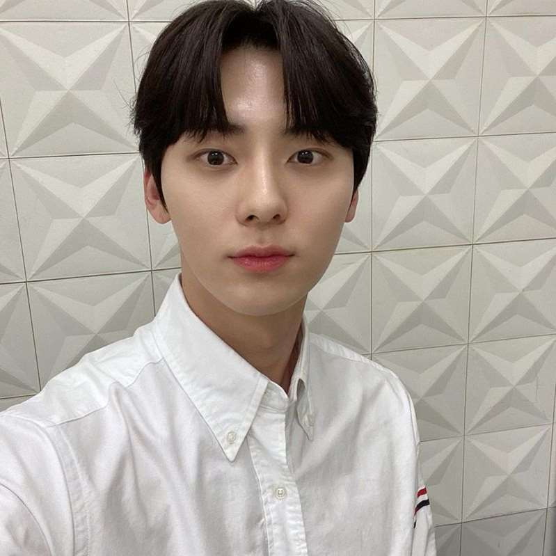 황민현, 셔츠만 입었을 뿐인데 ‘훈훈함 폭발’[SNS컷]
