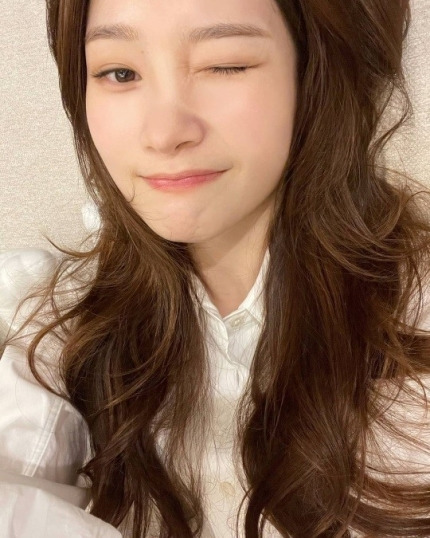정채연, 윙크로 남심 저격..청순 미인의 정석