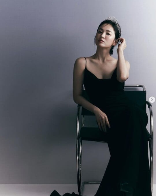 송혜교, 이런 모습도 있었네! 가슴골 드러낸 섹시미 [사진]