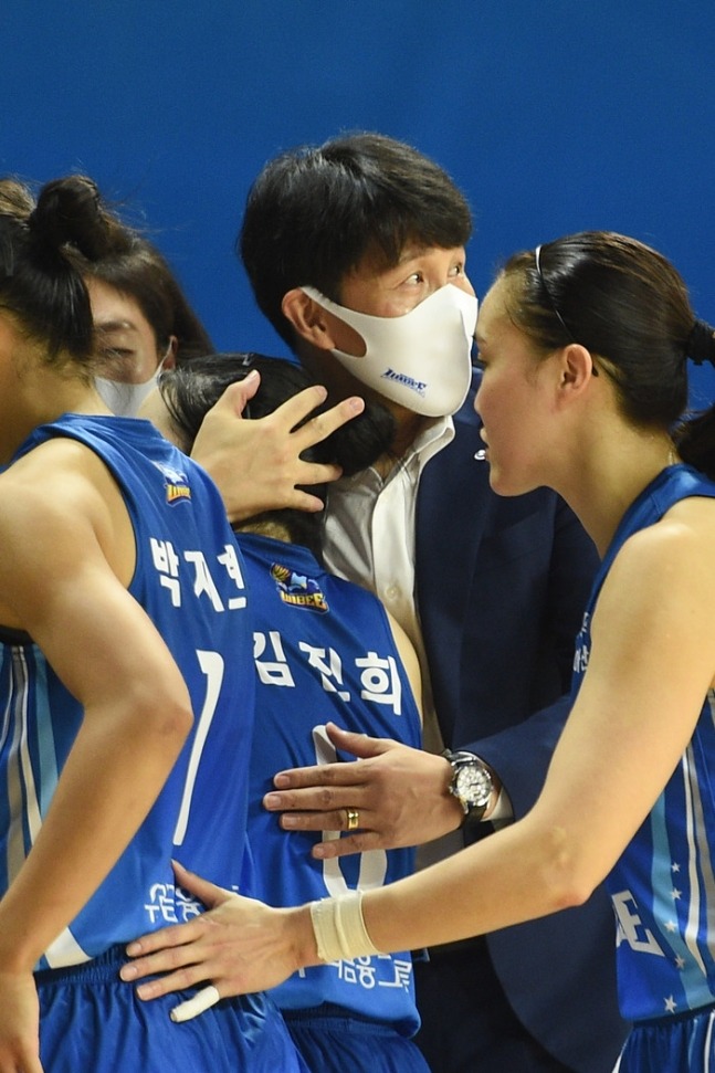 [여자농구]묵묵히 앞으로 향했던 김진희, 그는 그렇게 위성우의 품에 안겼다