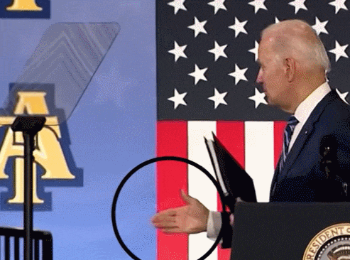 허공에 악수하는 충격적인 바이든의 모습 VIDEO: Biden Shakes Invisible Hand On Empty Stage After Ending Speech