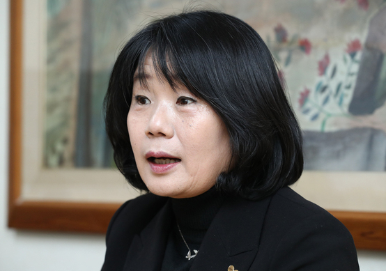 윤미향 의원이 이재명 후보 지지 챌런지를 시작했습니다.