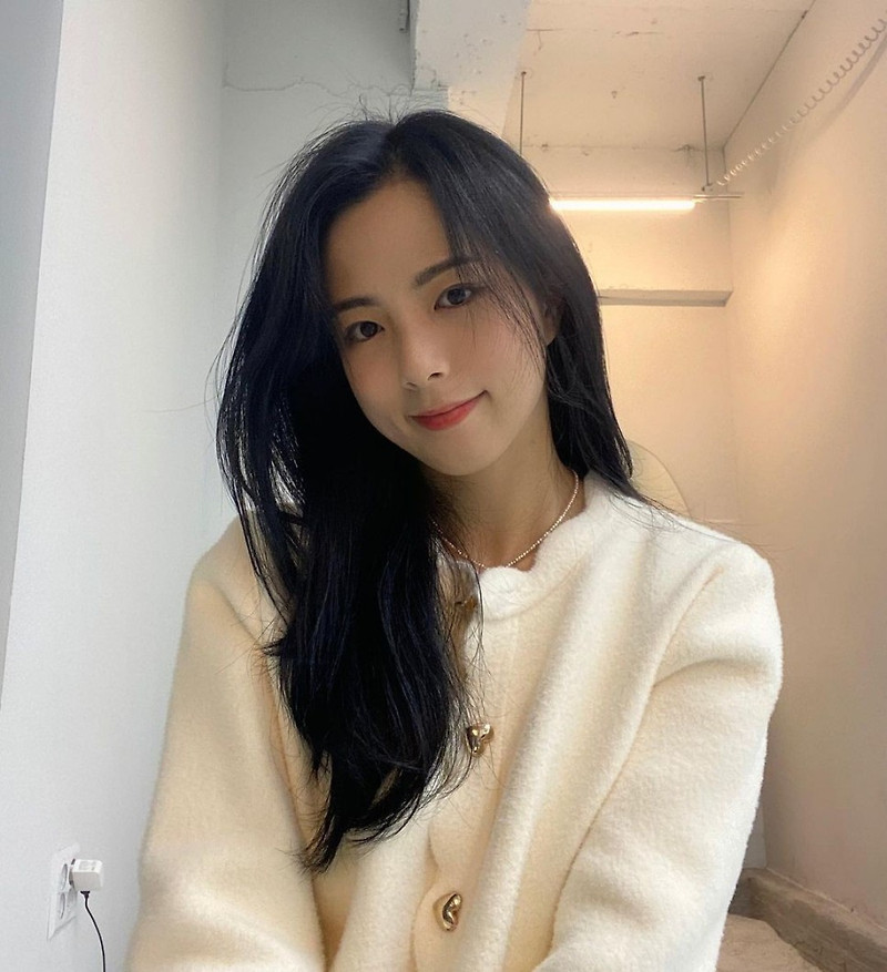 블랙핑크 지수 닮은꼴 '나는 솔로' 6기 옥순, 결혼 발표...훈훈 예비신랑 듬직하네