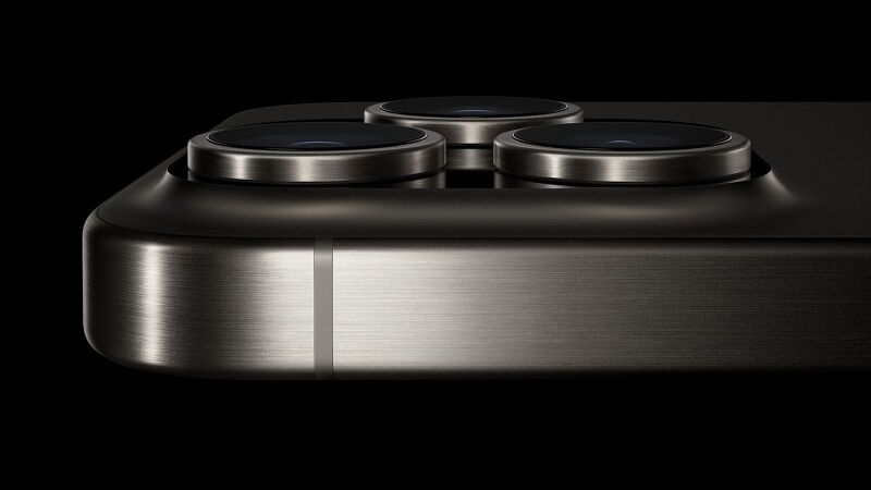 애플, 아이폰 15 프로의 티타늄 프레임이 과열 문제를 일으키지 않는다고 밝혔습니다.