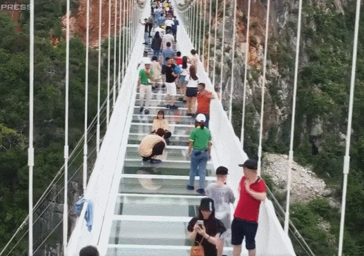 베트남, 세계 최장 유리 다리 개통  VIDEO: World's longest glass bridge in Vietnam draws thousands upon opening