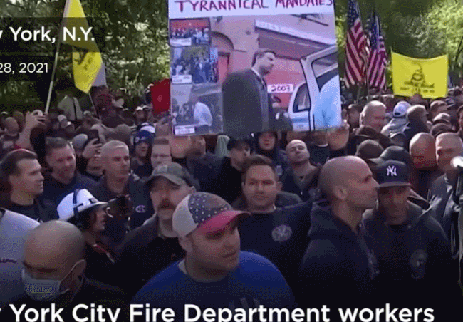 뉴욕 난리났다...백신 강제 접종에 소방 경찰 근로자들 거리로 쏟아져 나와  VIDEO:New York City firefighters,police and workers protest vaccine mandate